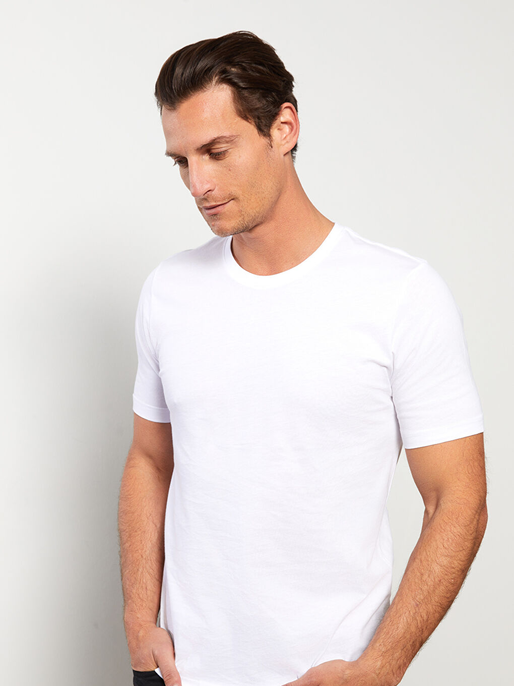 Beyaz Bisiklet Yaka Kısa Kollu Erkek Tişört-1