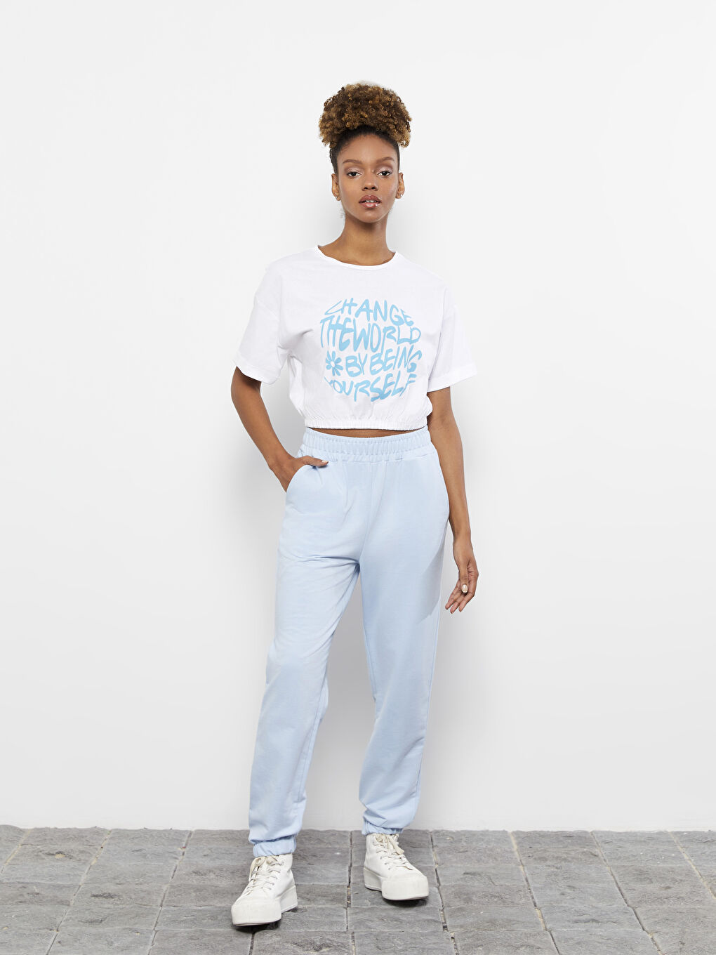 توب قصير مطبوع بياقة دائرية وكم قصير للسيدات-1