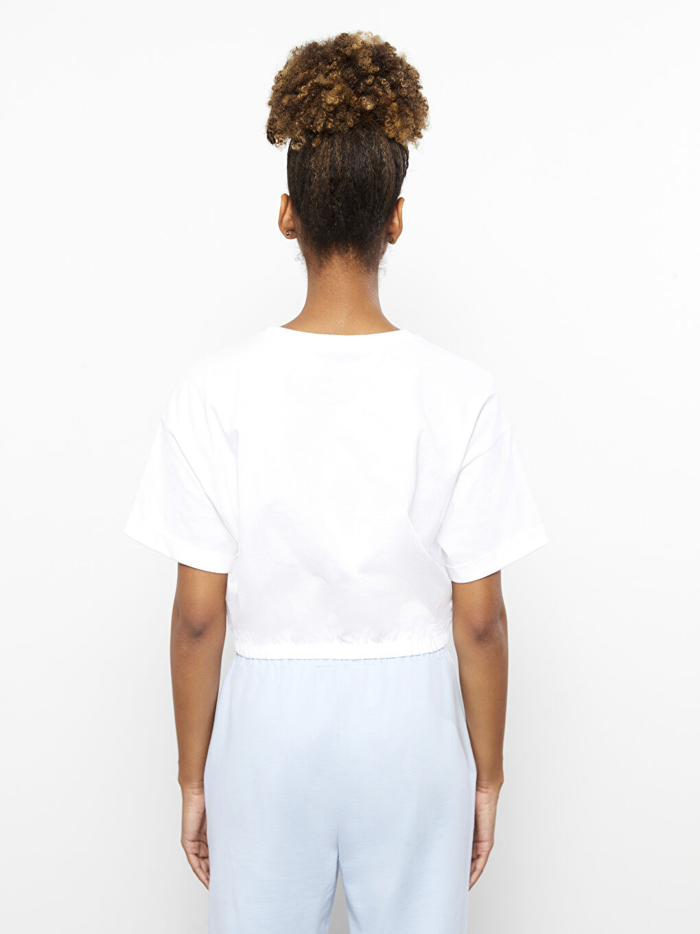 توب قصير مطبوع بياقة دائرية وكم قصير للسيدات-3