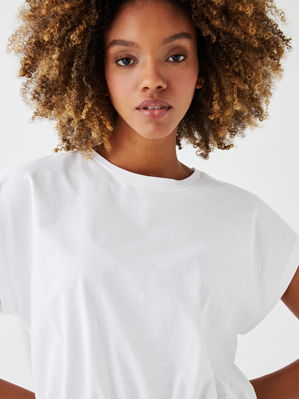 Beyaz Bisiklet Yaka Düz Kısa Kollu Kadın Tişört