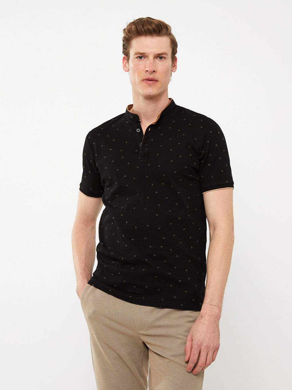 ბაბუის საყელო მოკლე სახელო ნიმუშიანი მამაკაცის მაისური