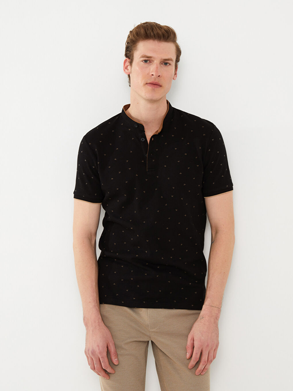 ბაბუის საყელო მოკლე სახელო ნიმუშიანი მამაკაცის მაისური-1