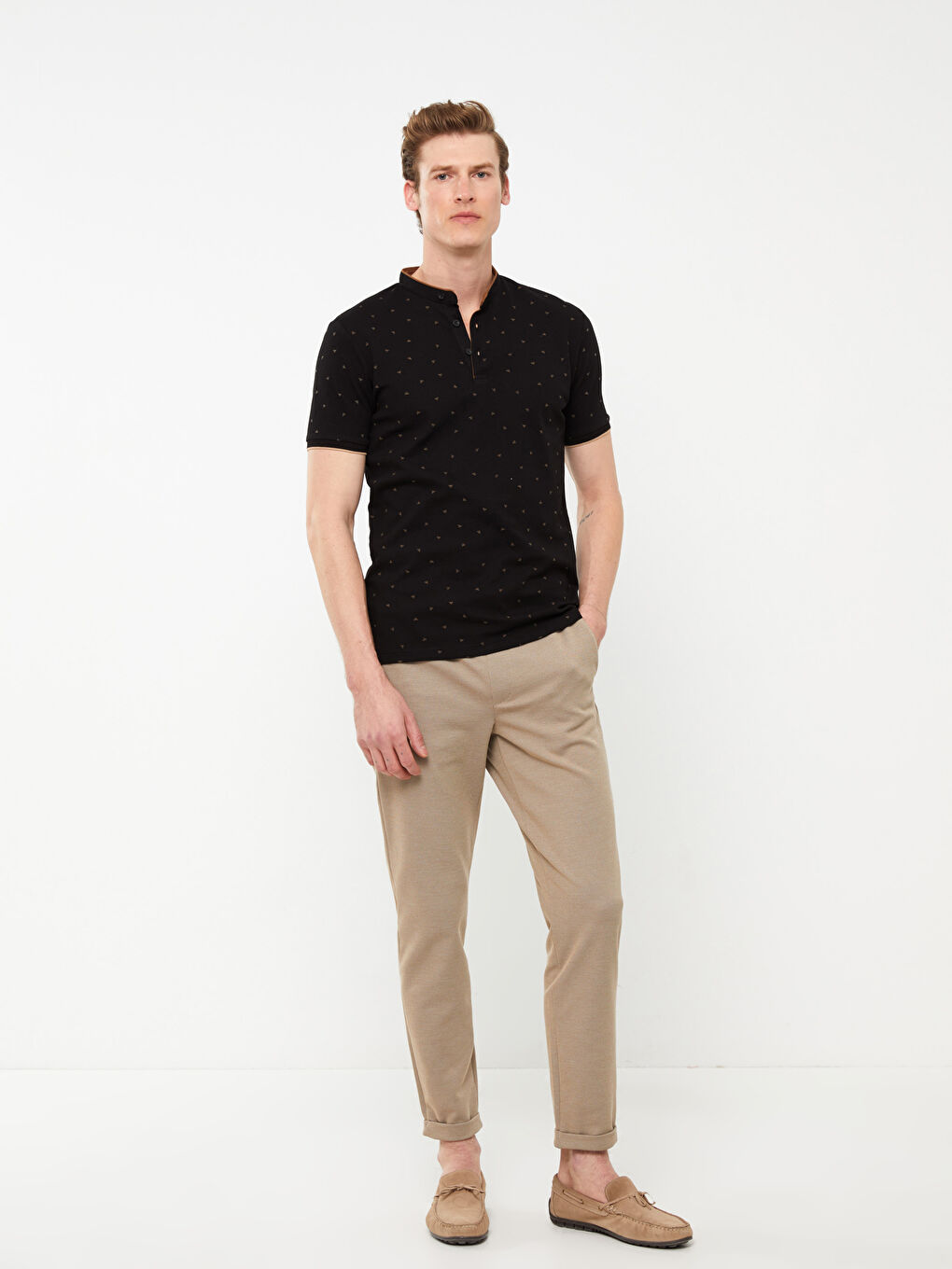 ბაბუის საყელო მოკლე სახელო ნიმუშიანი მამაკაცის მაისური-2