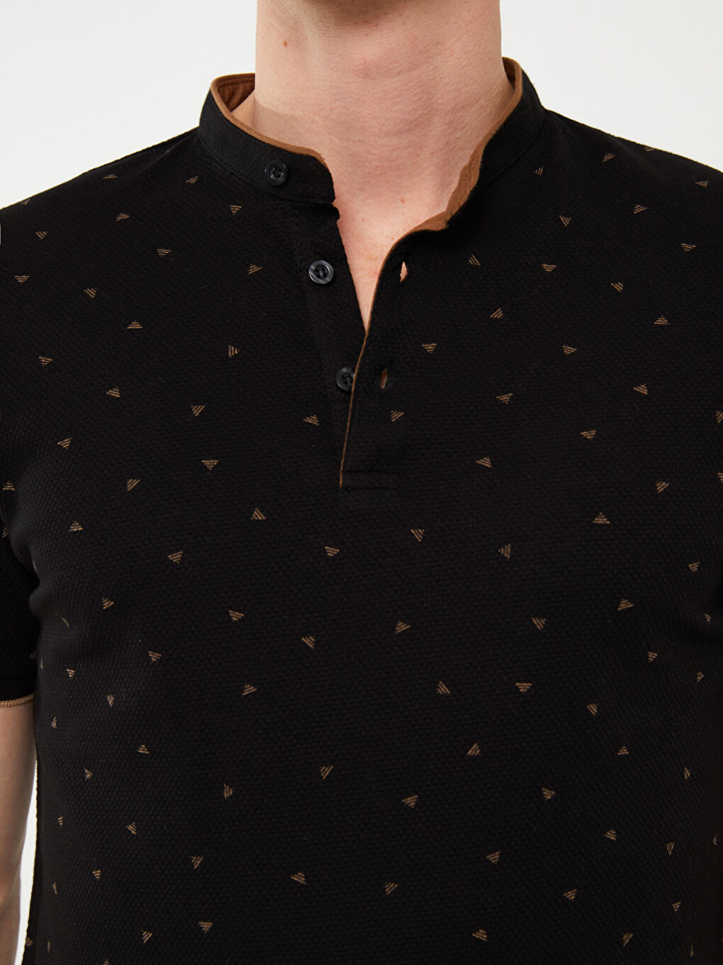 ბაბუის საყელო მოკლე სახელო ნიმუშიანი მამაკაცის მაისური-3