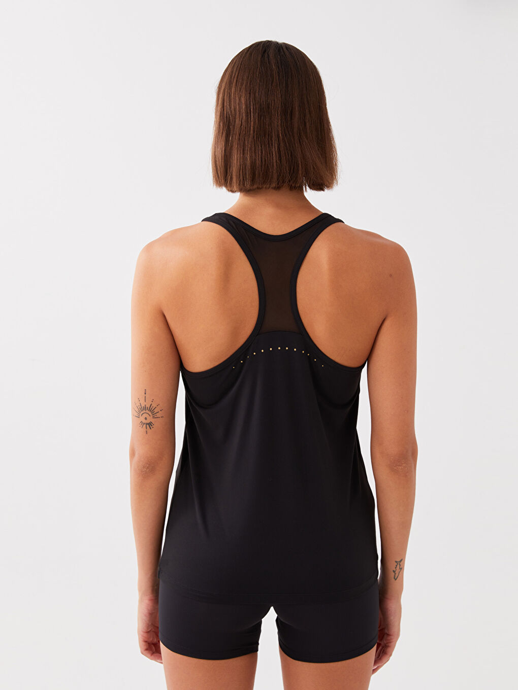 قميص رياضي بحمّالات بياقة على شكل حرف U للنساء-4