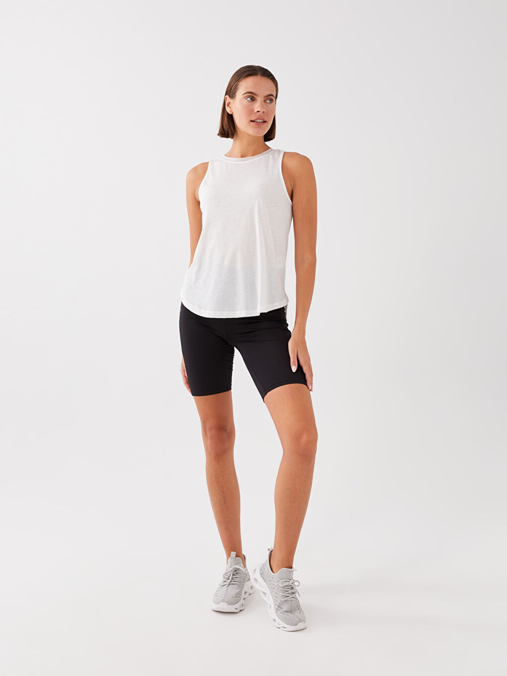 شورت رياضي ليجن سادة بخصر مرن للسيدات-1