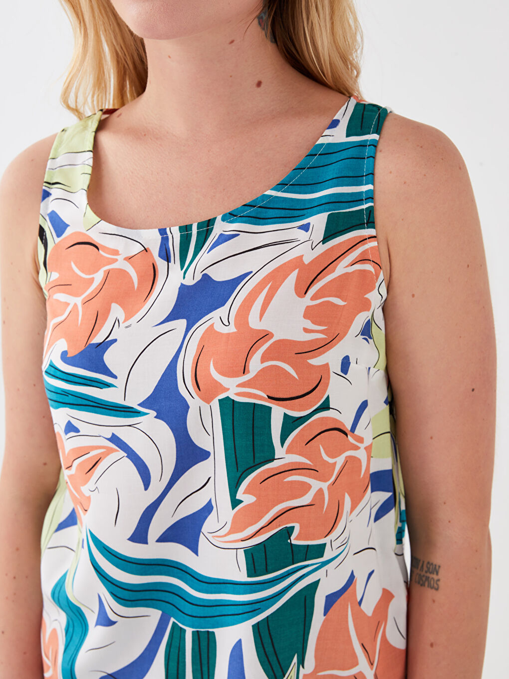 بلوزة نسائية بنقشة وياقة دائرية-3