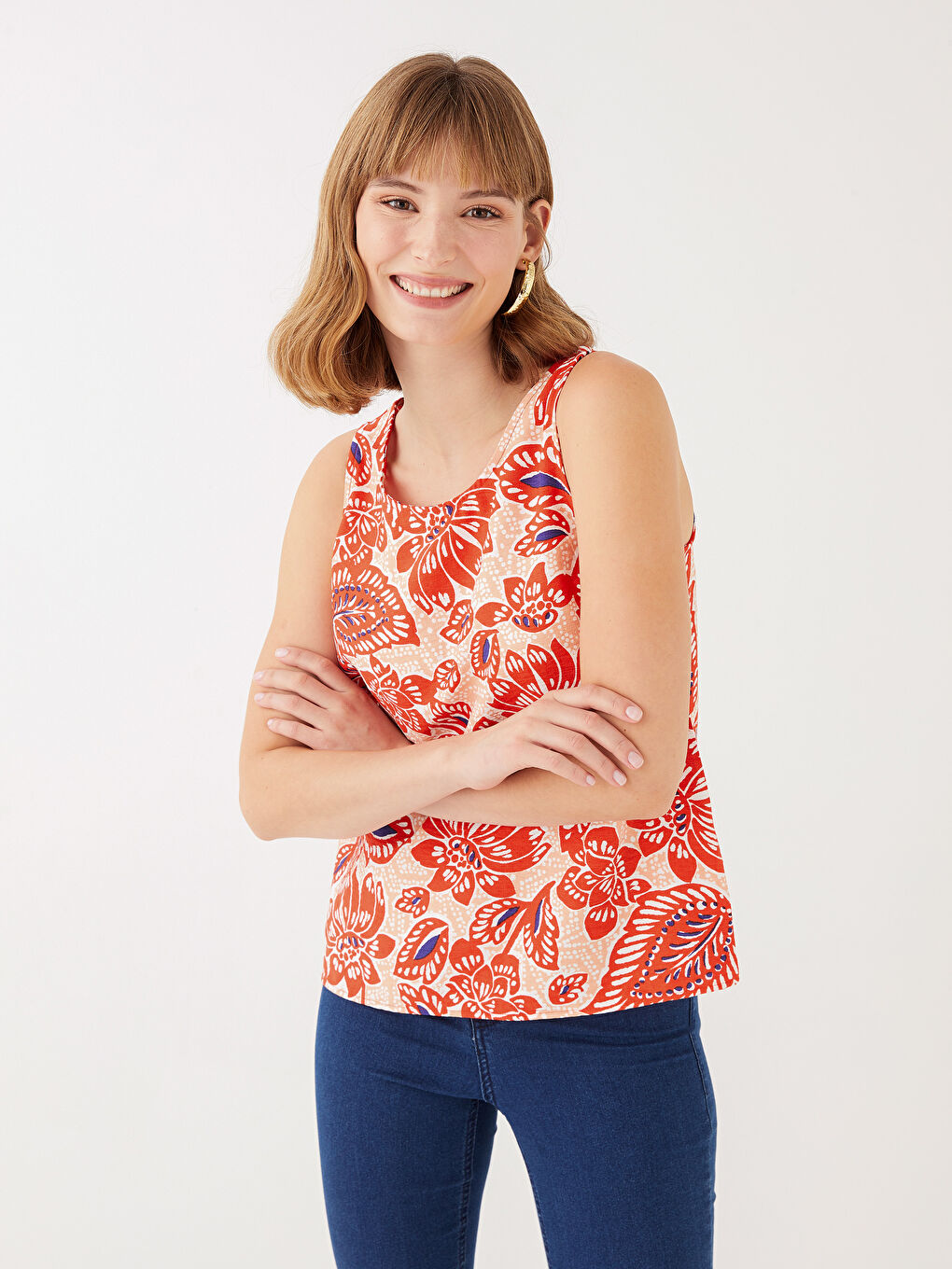 بلوزة نسائية بنقشة وياقة دائرية