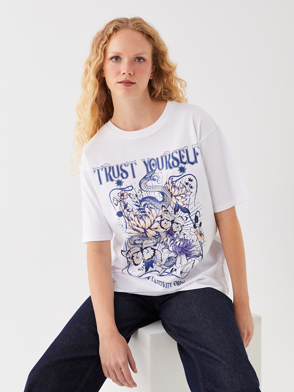 Beyaz Bisiklet Yaka Baskılı Kısa Kollu Oversize Kadın Tişört