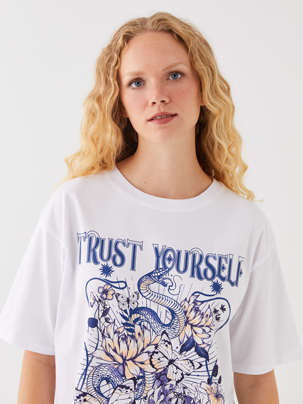 Beyaz Bisiklet Yaka Baskılı Kısa Kollu Oversize Kadın Tişört-2