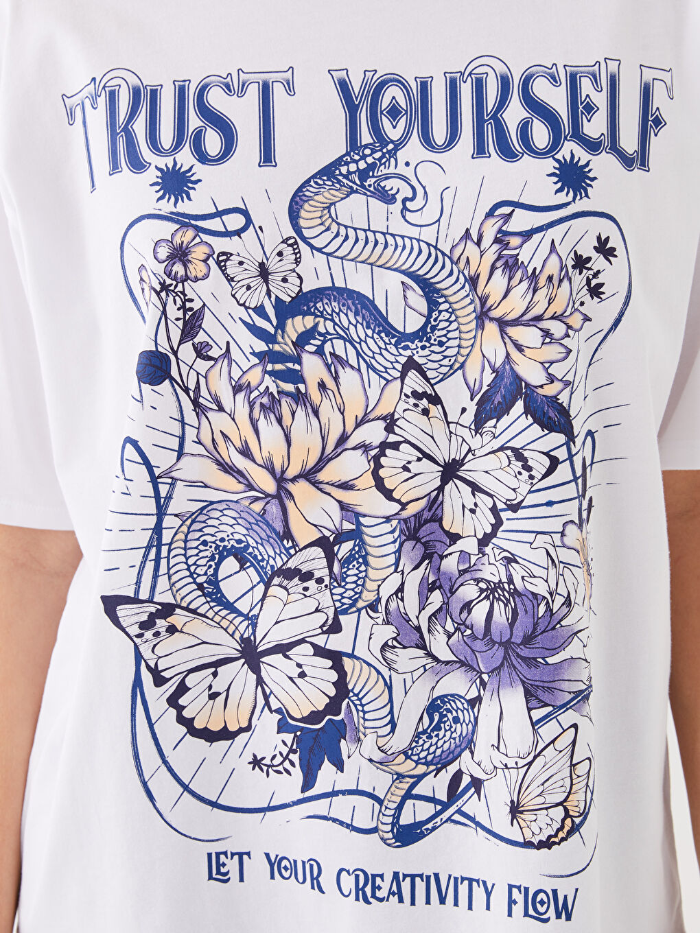 Beyaz Bisiklet Yaka Baskılı Kısa Kollu Oversize Kadın Tişört-3