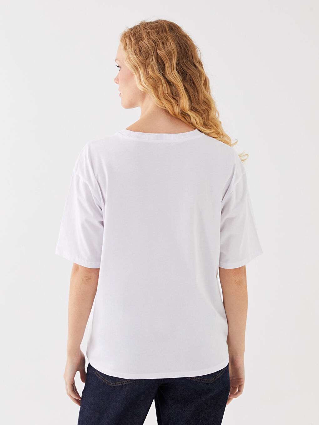 Beyaz Bisiklet Yaka Baskılı Kısa Kollu Oversize Kadın Tişört-4