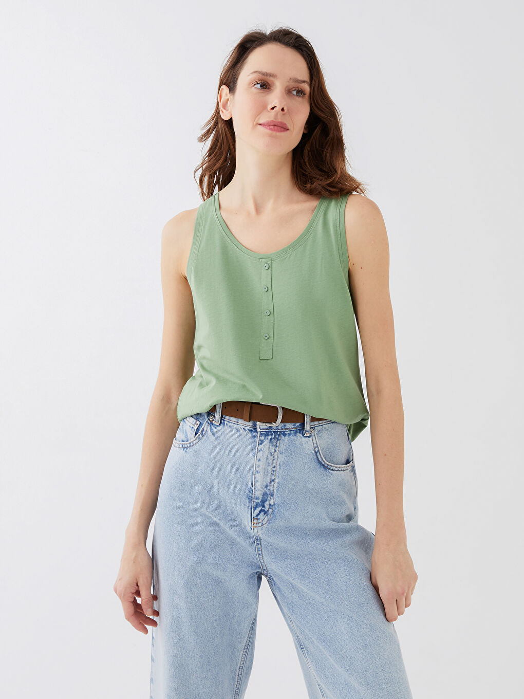 تانك توب سادة بياقة على شكل حرف U للسيدات