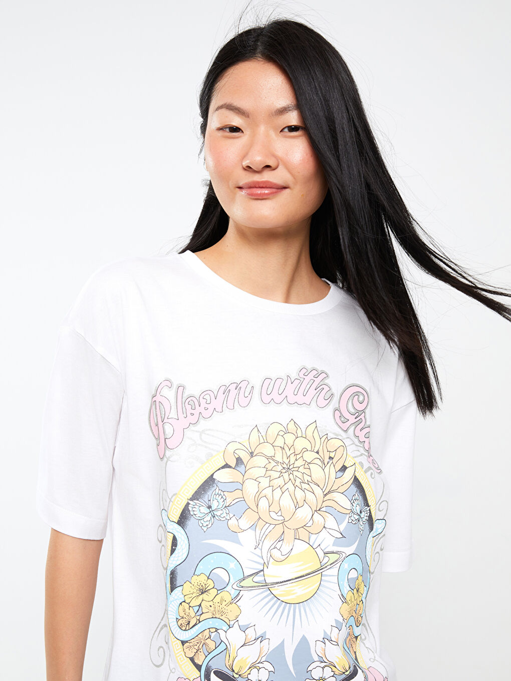 Beyaz Bisiklet Yaka Baskılı Kısa Kollu Kadın Tişört-2