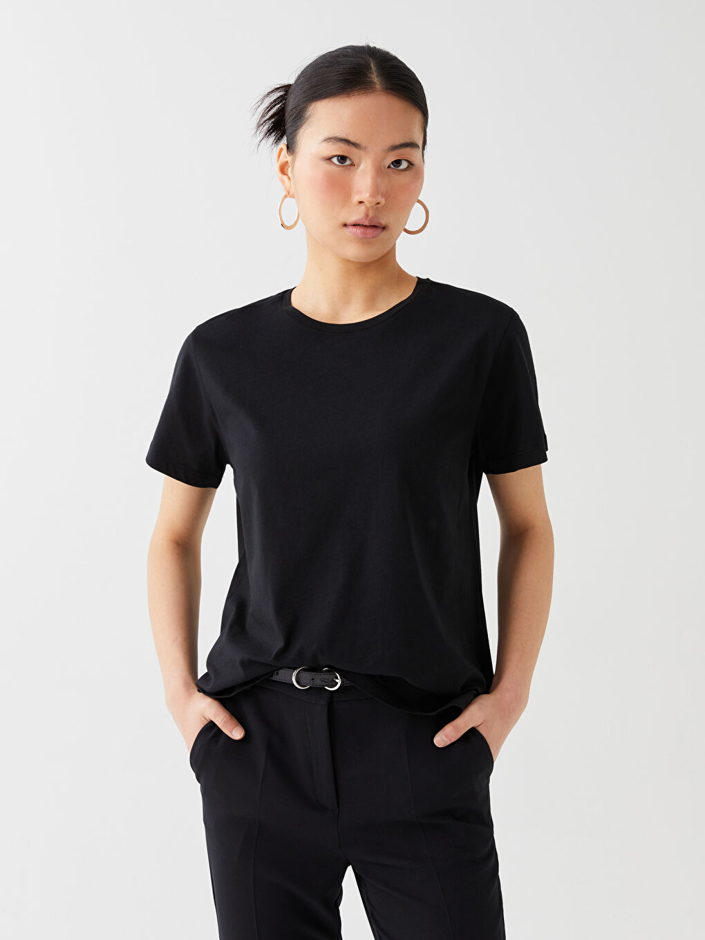 Siyah Bisiklet Yaka Düz Kısa Kollu Kadın Tişört