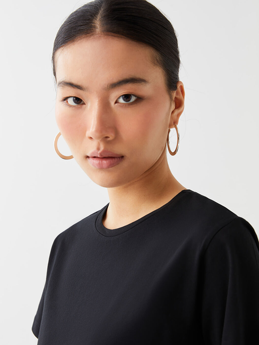 Siyah Bisiklet Yaka Düz Kısa Kollu Kadın Tişört-2