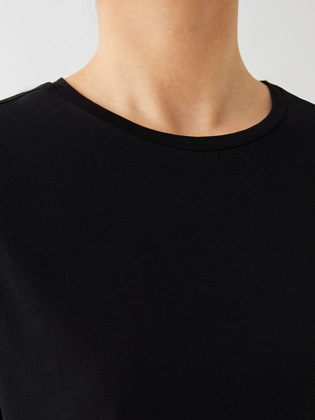 Siyah Bisiklet Yaka Düz Kısa Kollu Kadın Tişört-3