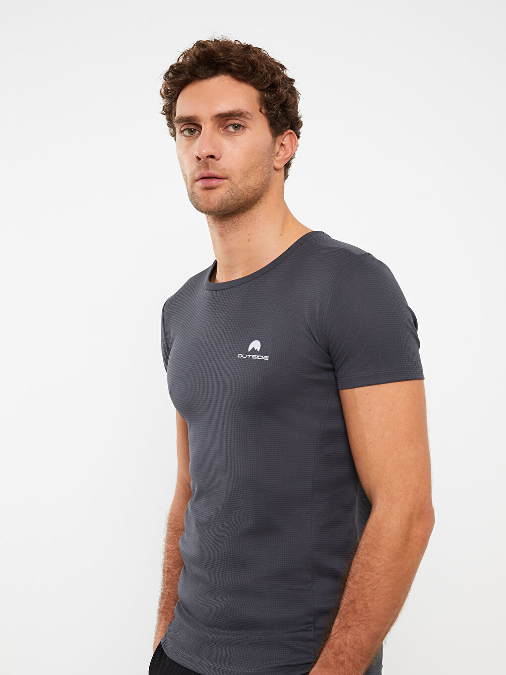 تيشيرت رياضي مطبوع كم قصير بياقة دائرية للرجال