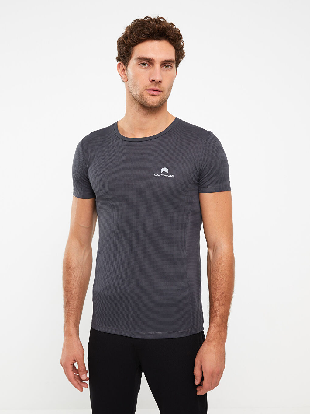 تيشيرت رياضي مطبوع كم قصير بياقة دائرية للرجال-1