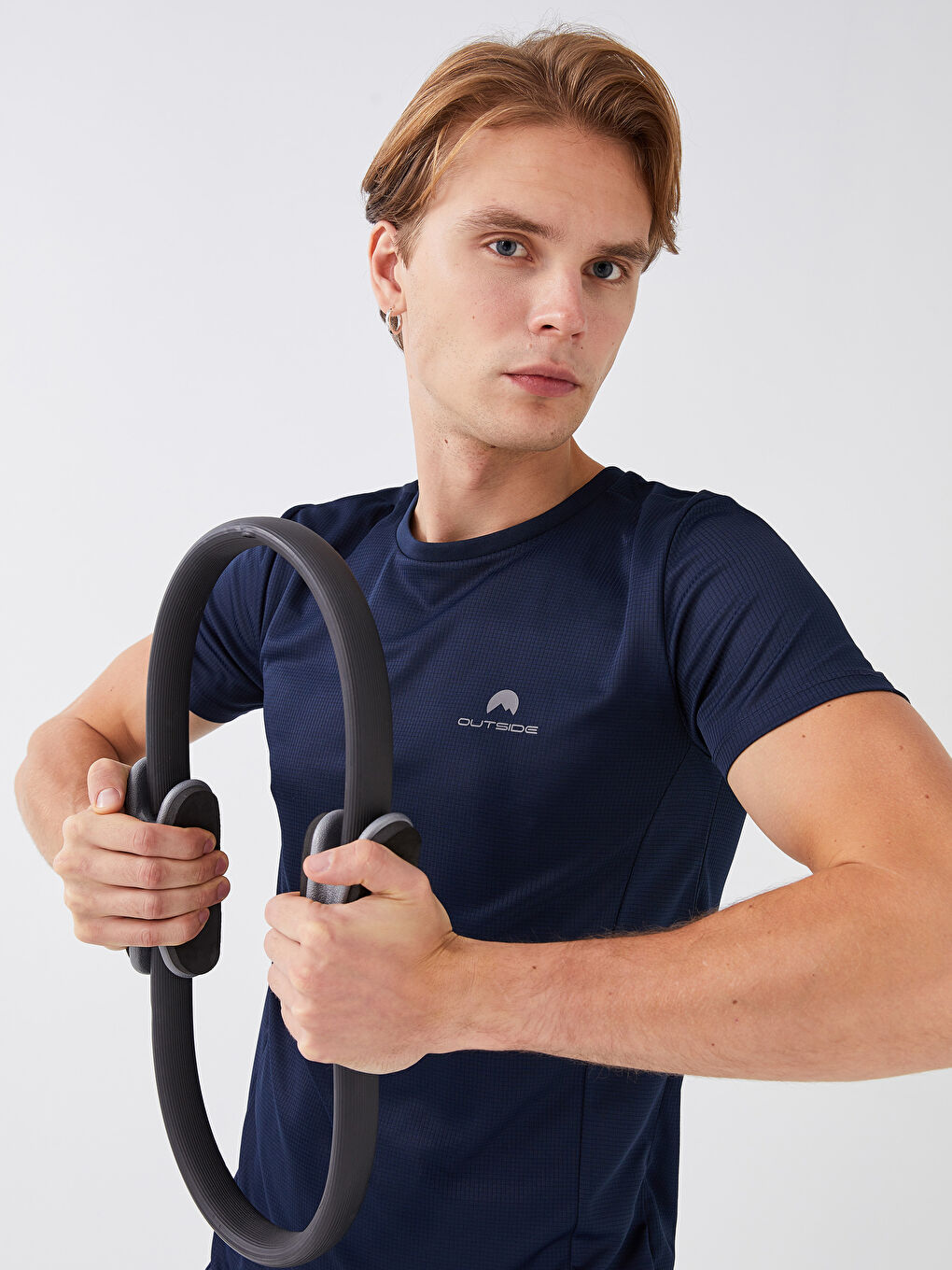 تيشيرت رياضي مطبوع كم قصير بياقة دائرية للرجال-1