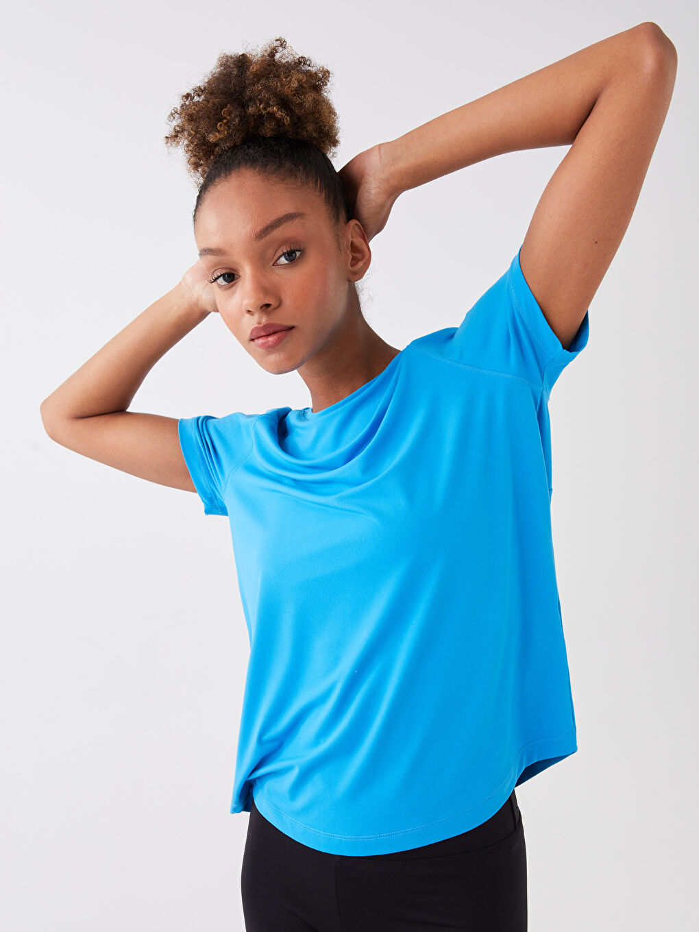 تيشيرت رياضي مطبوع عاكس بياقة دائرية للسيدات