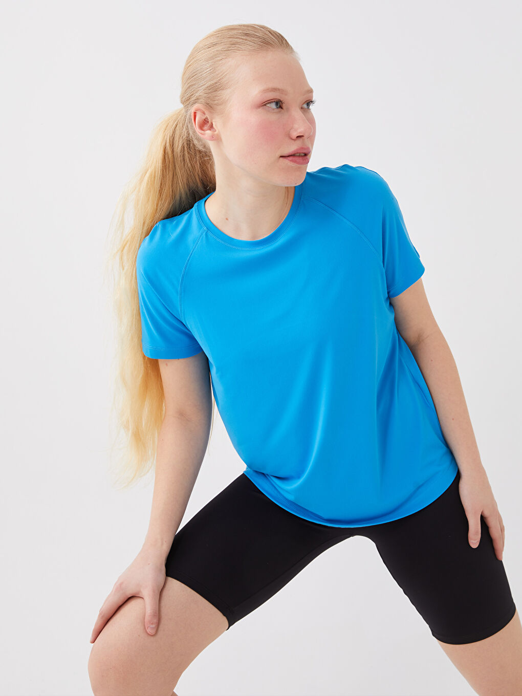 تيشيرت رياضي مطبوع عاكس بياقة دائرية للسيدات-1