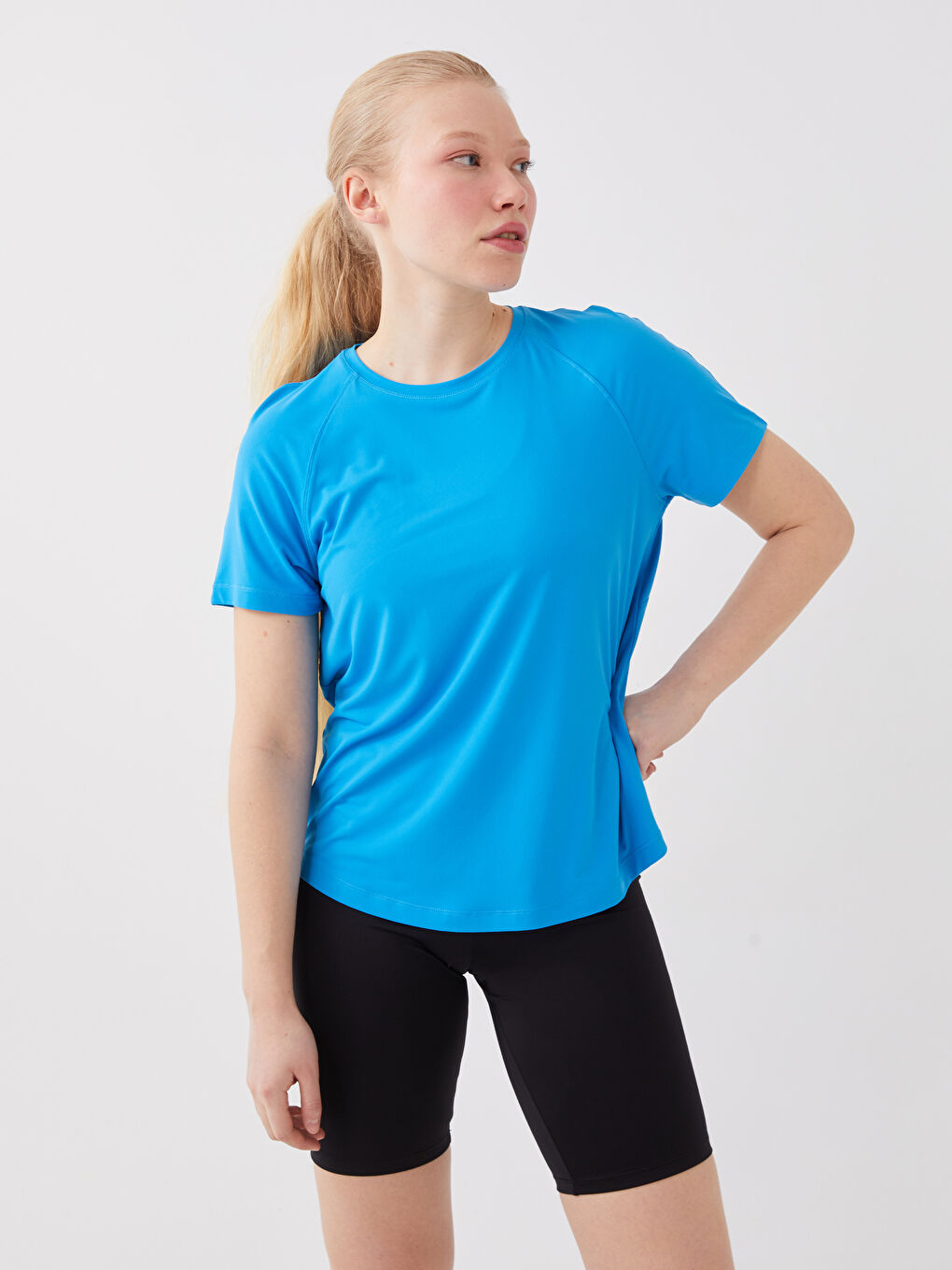 تيشيرت رياضي مطبوع عاكس بياقة دائرية للسيدات-3