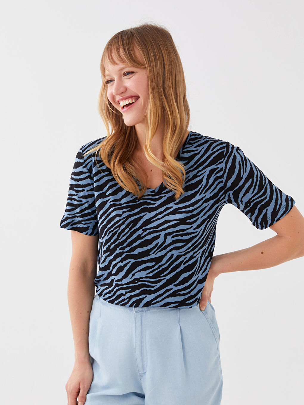 Mavi Kadın V Yaka Desenli Kısa Kollu Tişört-1