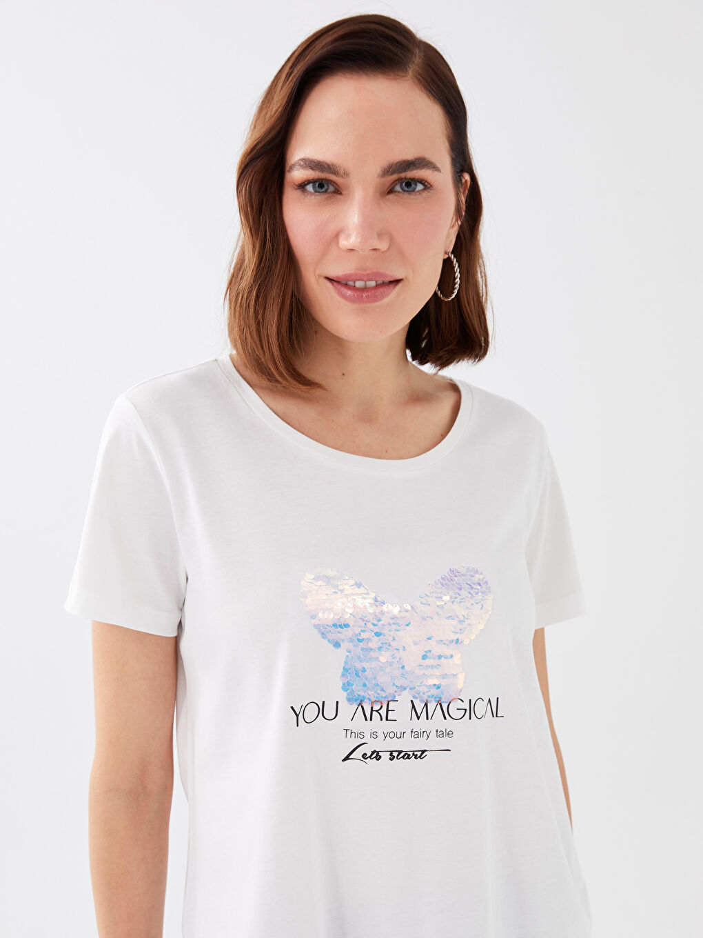 تيشيرت كم قصير ياقة دائرية مطرز بالترتر للسيدات