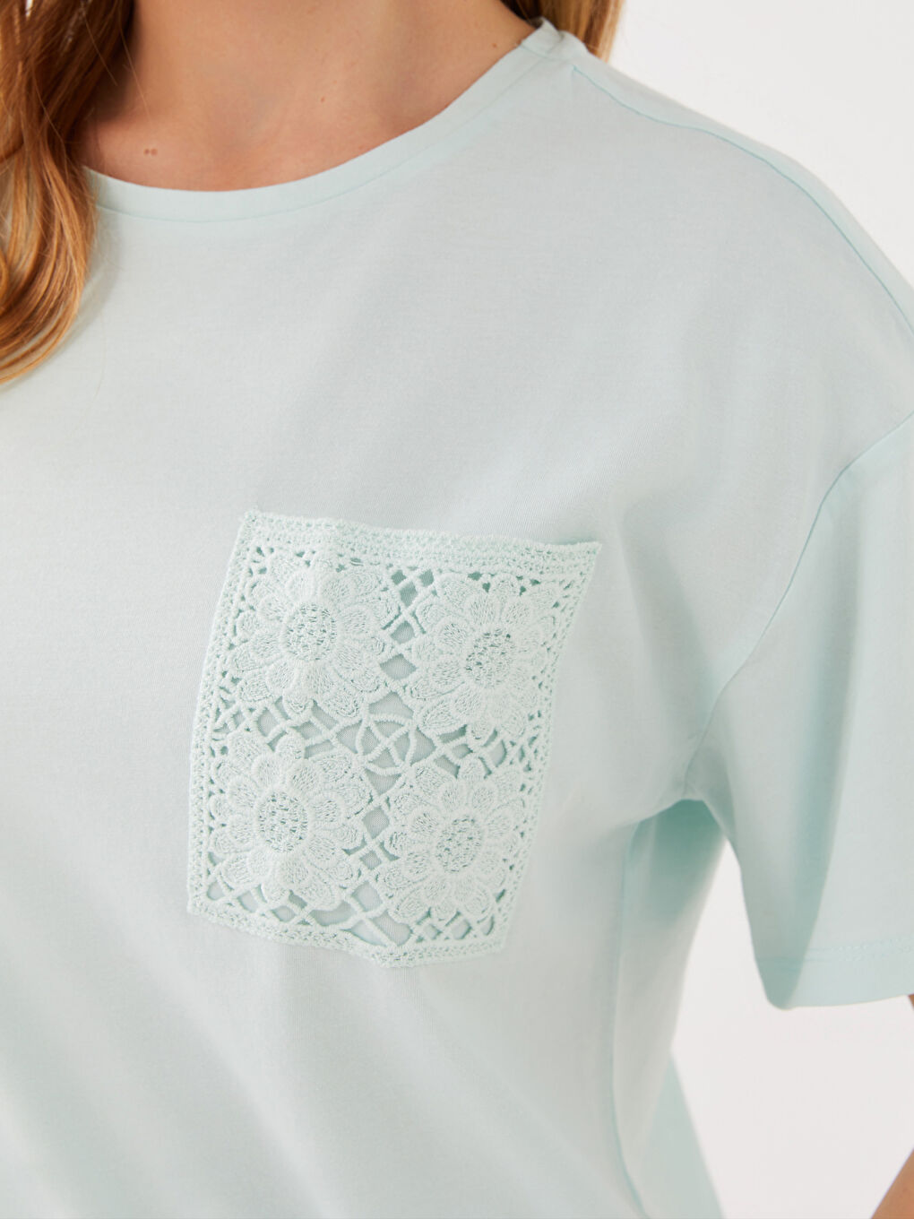 Turkuaz Kadın Bisiklet Yaka Nakışlı Tişört-3