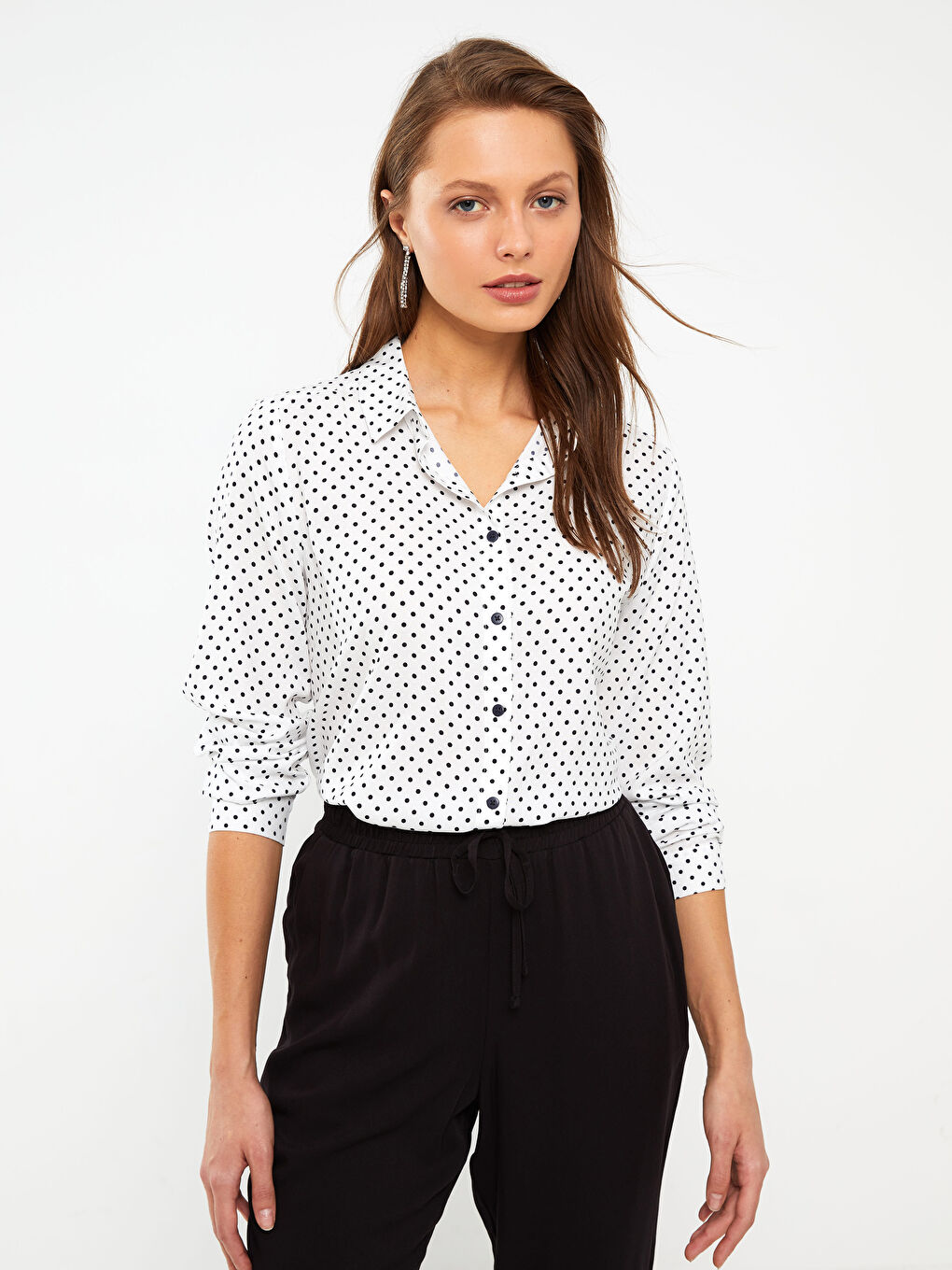 Košulja Ženska sa tufnama, dugim rukavima i kopčanjem na dugmad