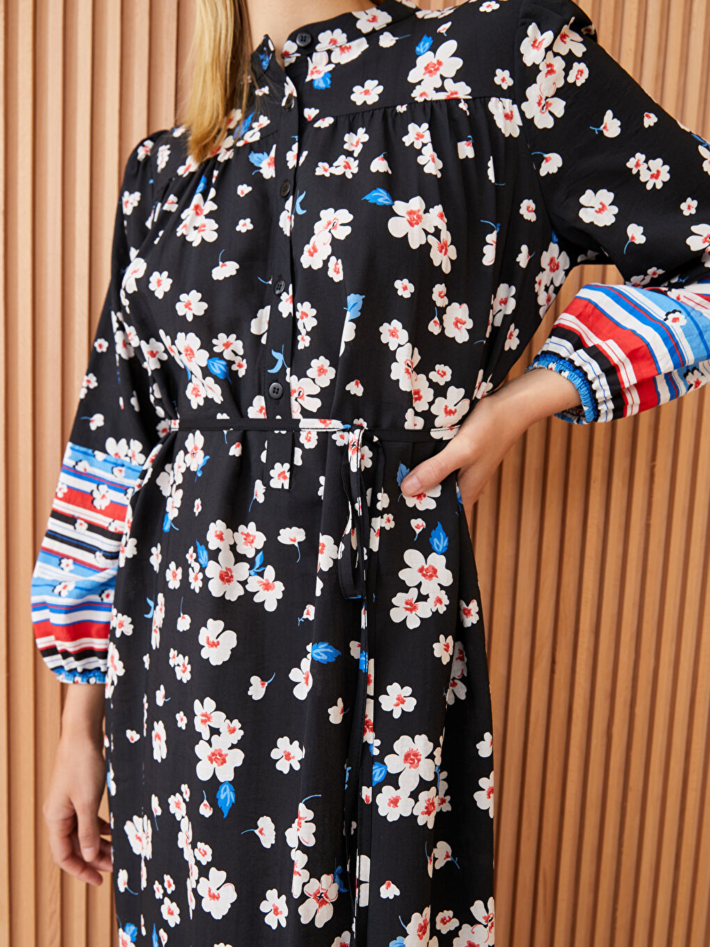 Siyah Hakim Yaka Çiçekli Kadın Elbise-2