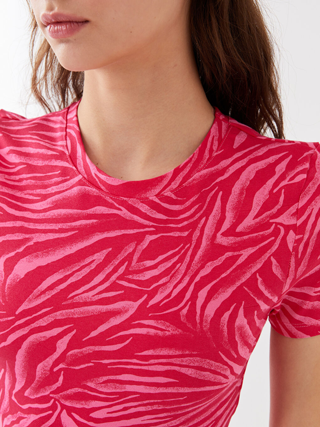 Pembe Kadın Bisiklet Yaka Desenli Kısa Kollu Tişört-3