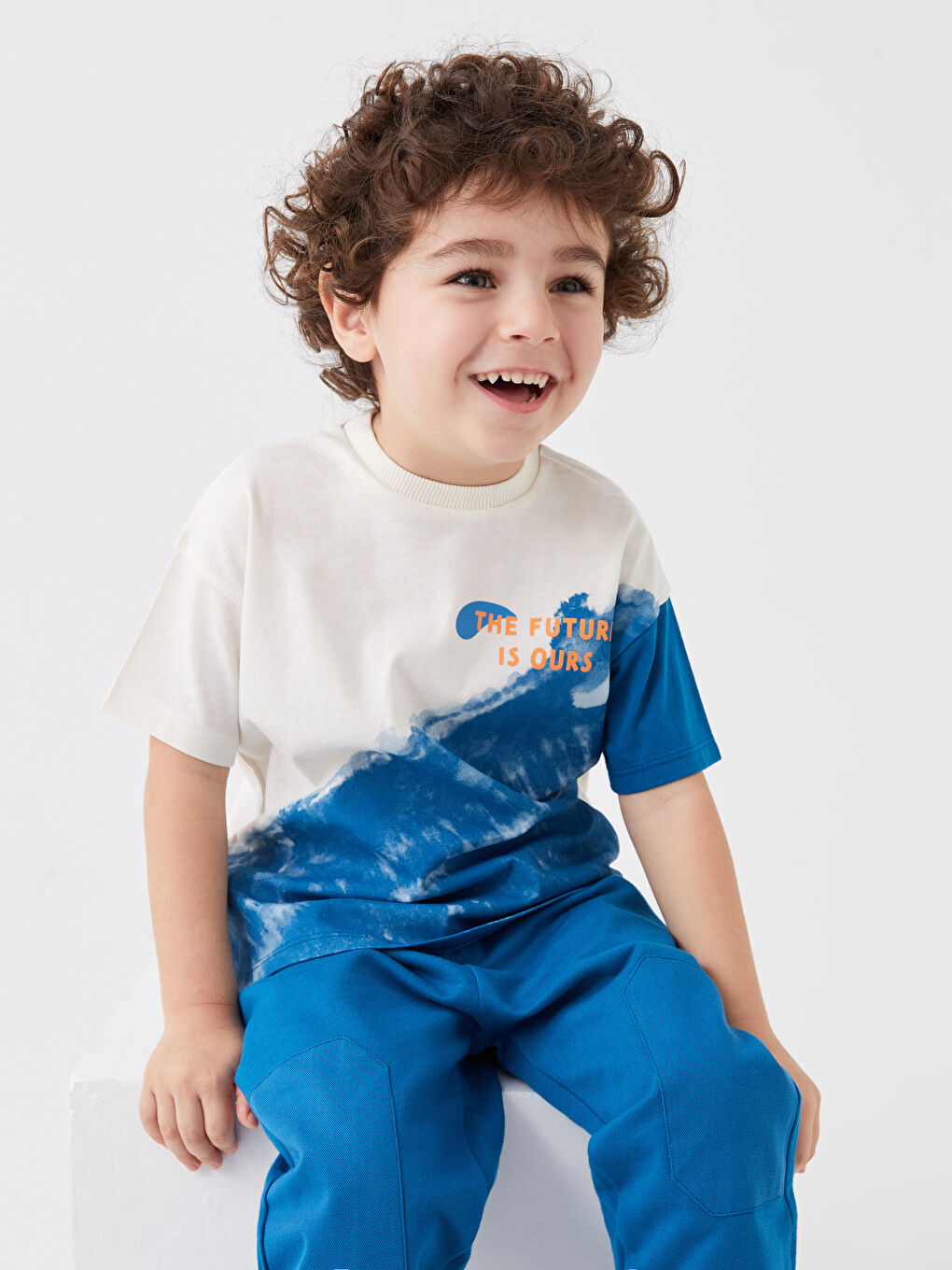 تيشيرت بأكمام قصيرة وياقة دائرية مطبوع للأولاد الرضع و بنطلون رياضي - طقم من قطعتين-1