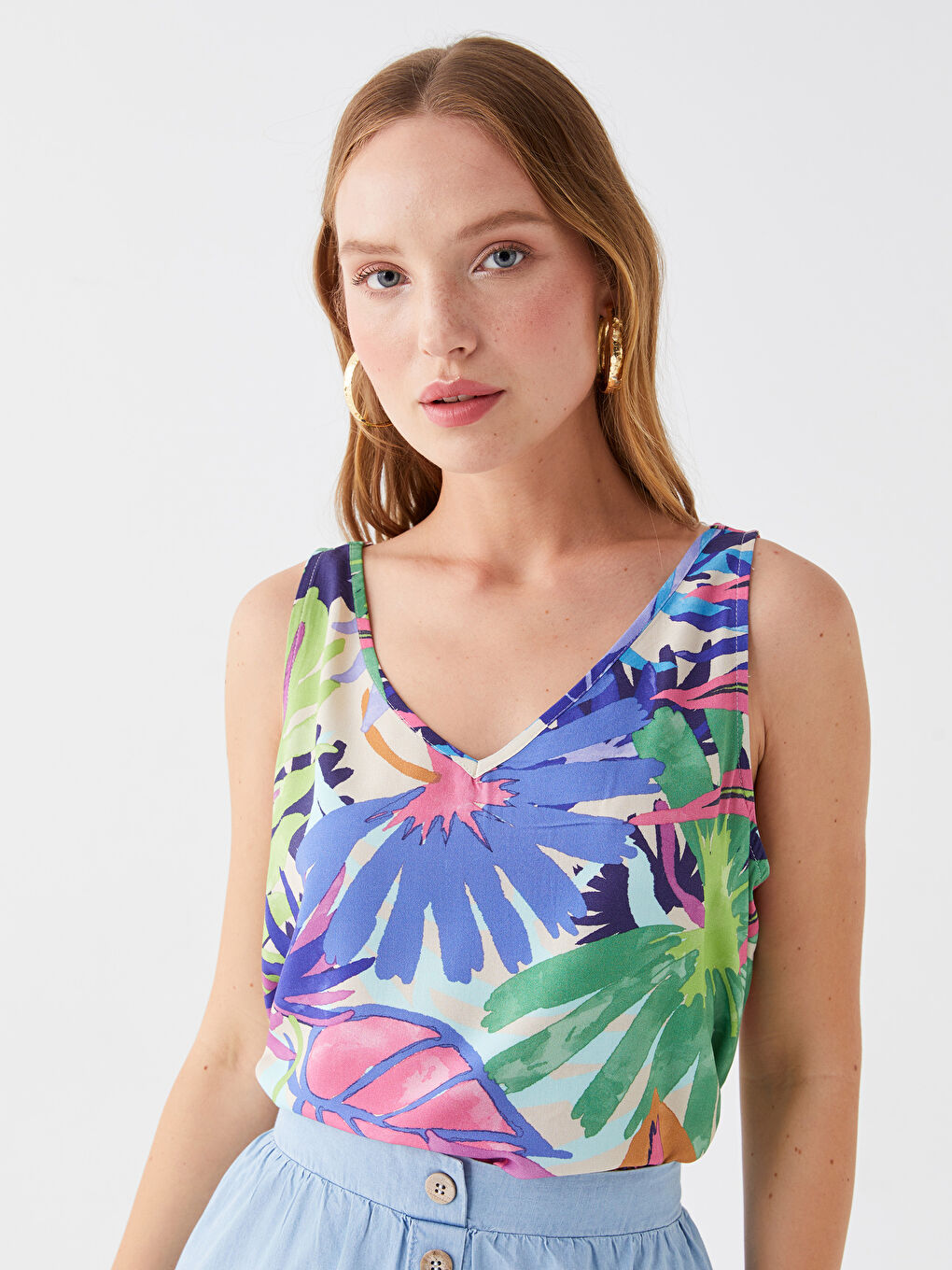 بلوزة نسائية بنمط ياقة على شكل حرف V