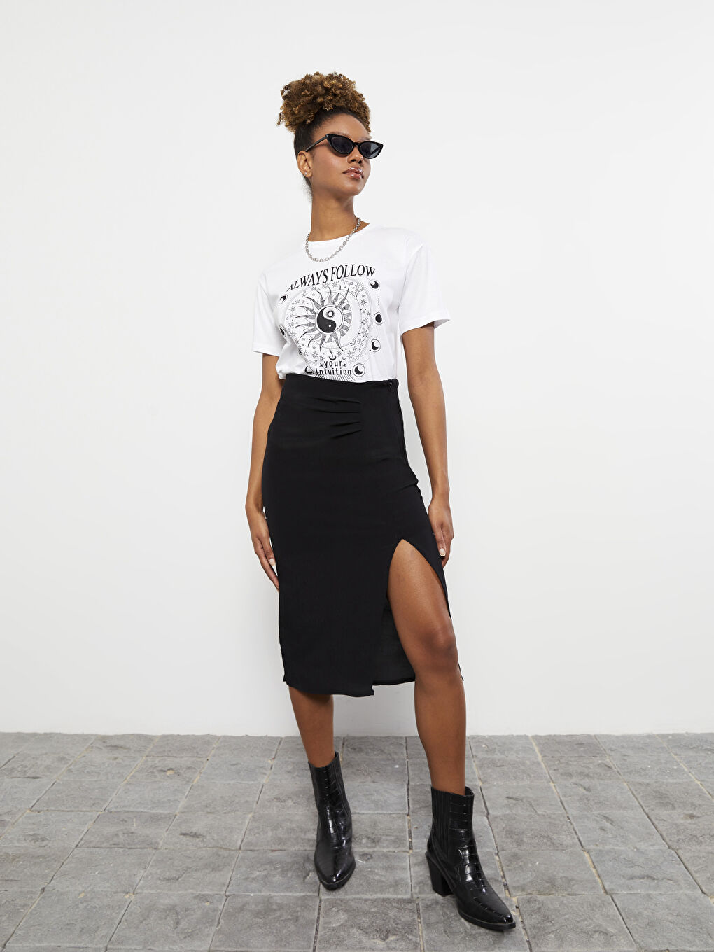 جيبة سادة بتفصيلة شق للسيدات