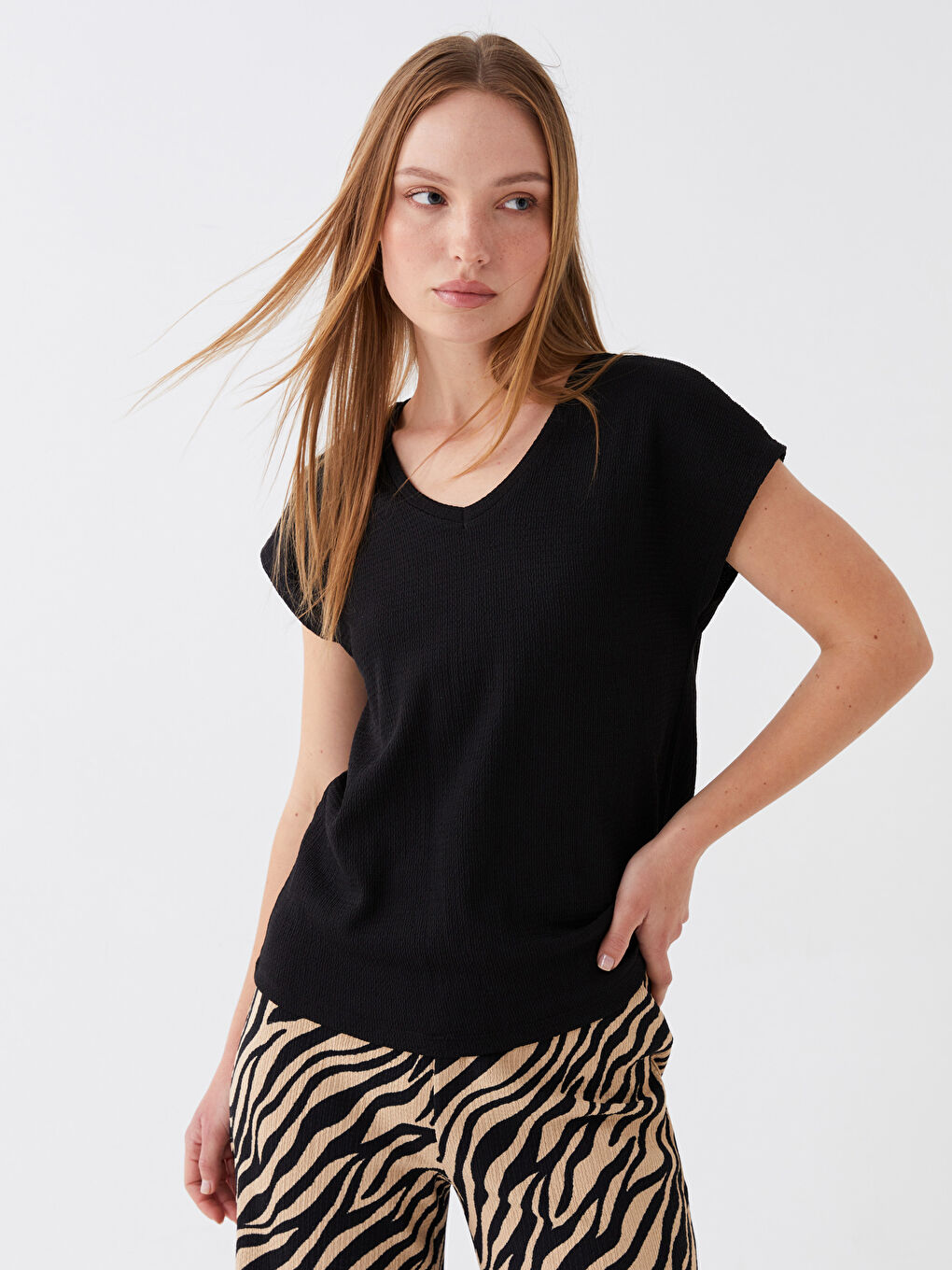 Siyah V Yaka Düz Kısa Kollu Kadın Tişört