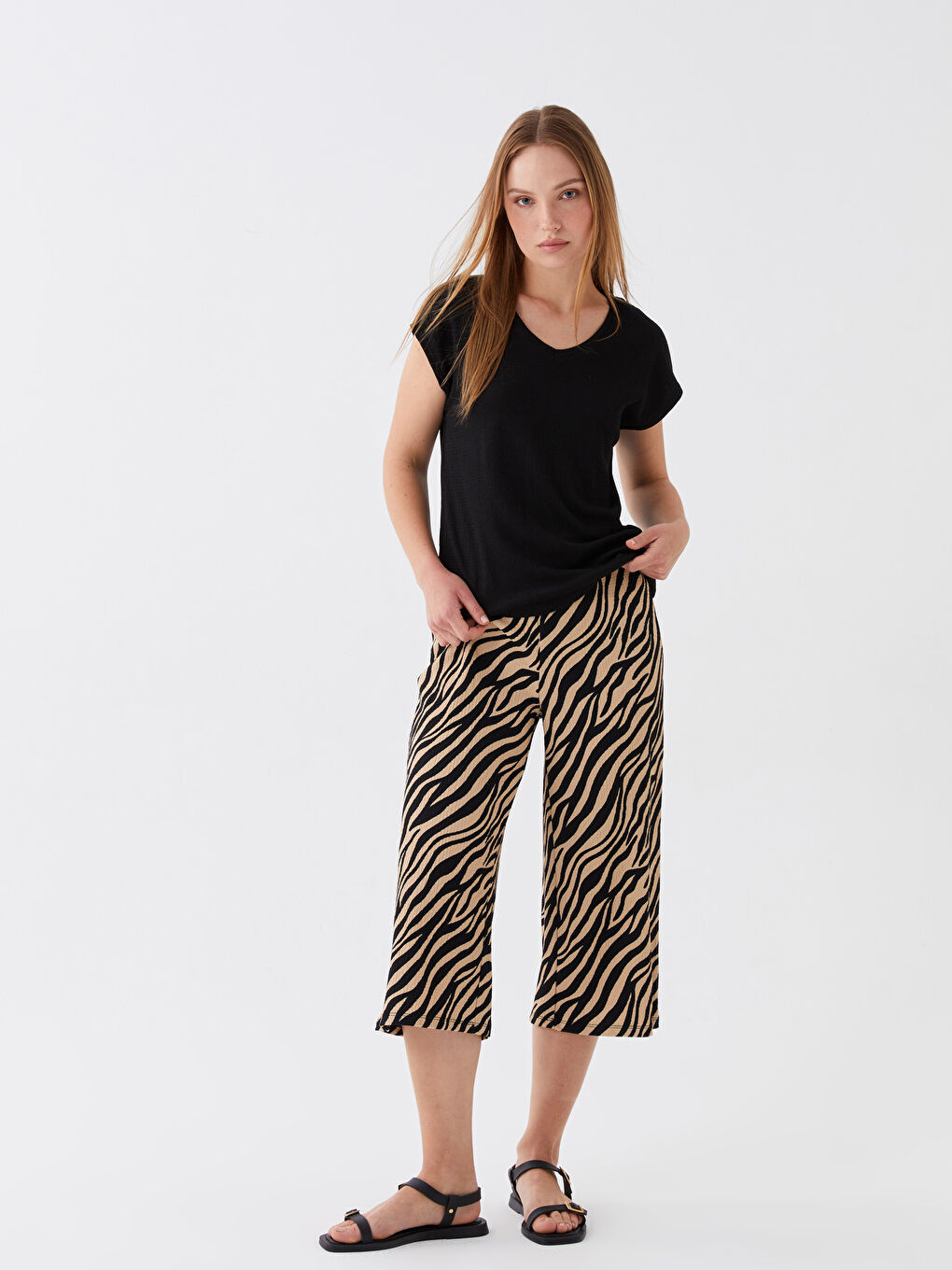 Siyah V Yaka Düz Kısa Kollu Kadın Tişört-1