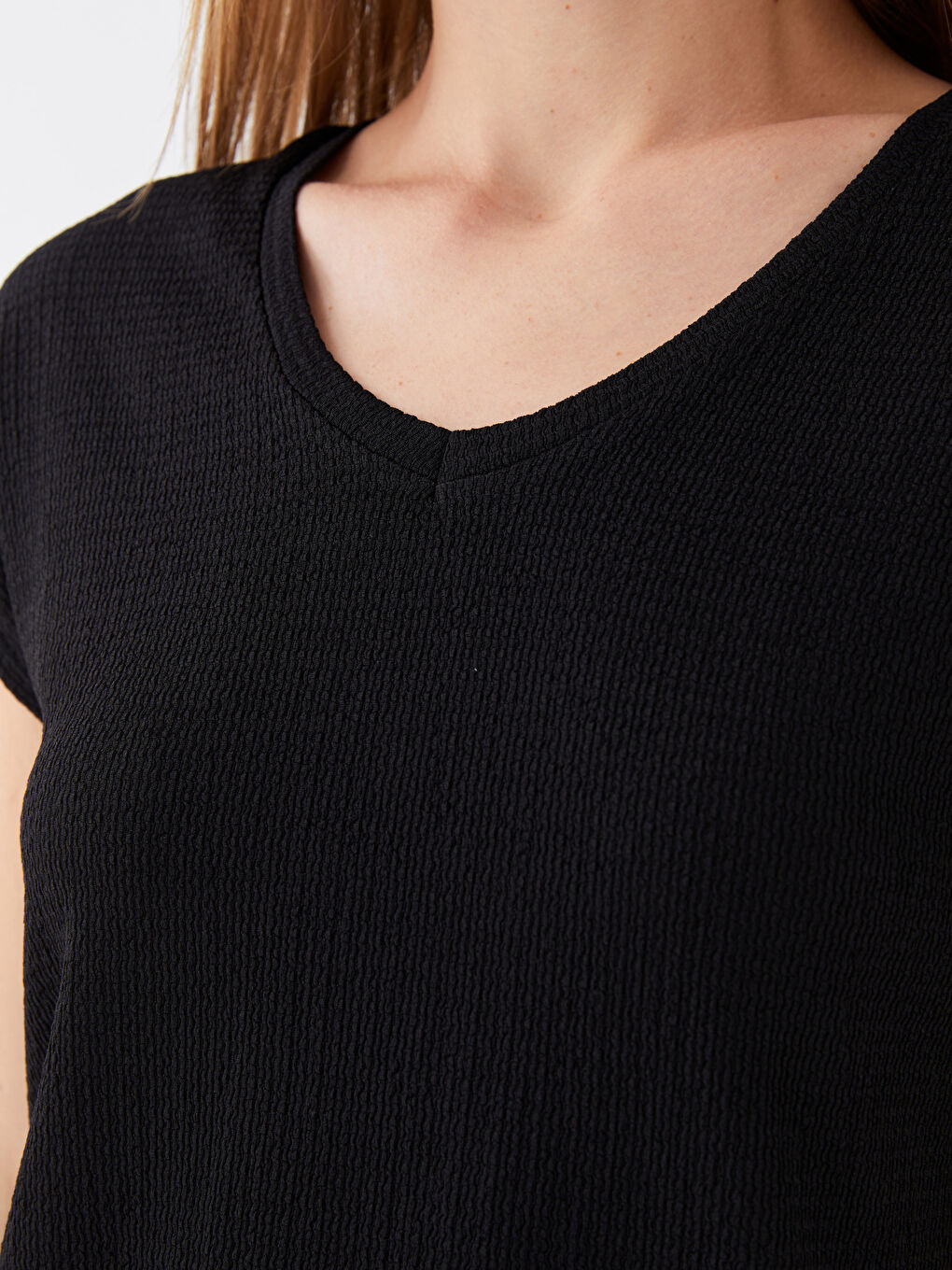 Siyah V Yaka Düz Kısa Kollu Kadın Tişört-2