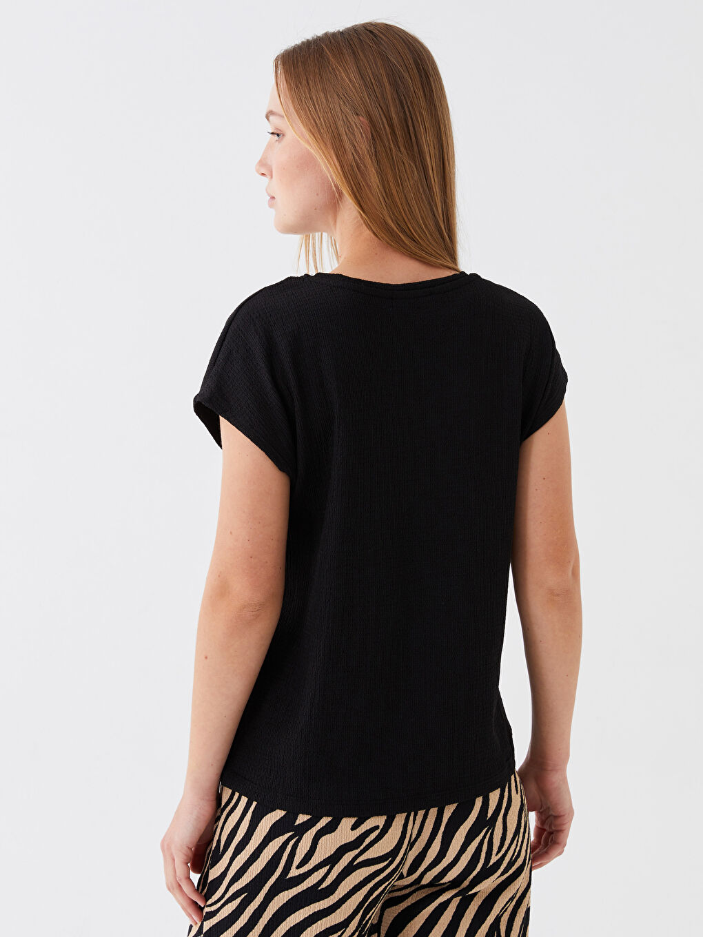 Siyah V Yaka Düz Kısa Kollu Kadın Tişört-3