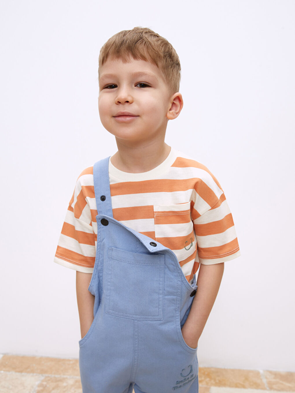 تيشيرت للأولاد الرضع بياقة دائرية وكم قصير