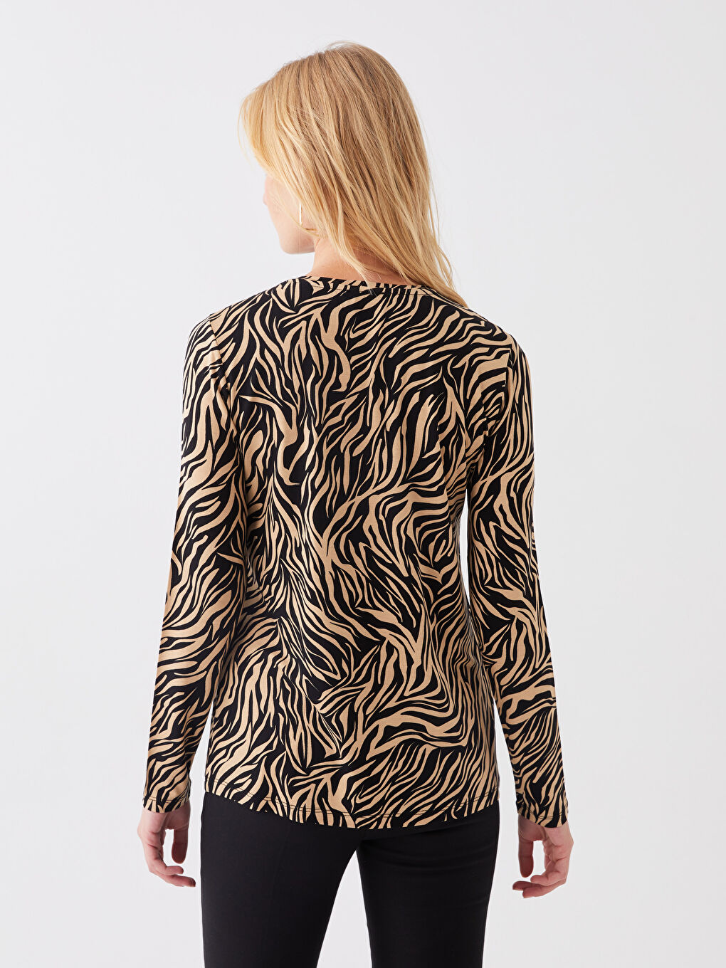 Siyah Bisiklet Yaka Desenli Uzun Kollu Kadın Tişört-4