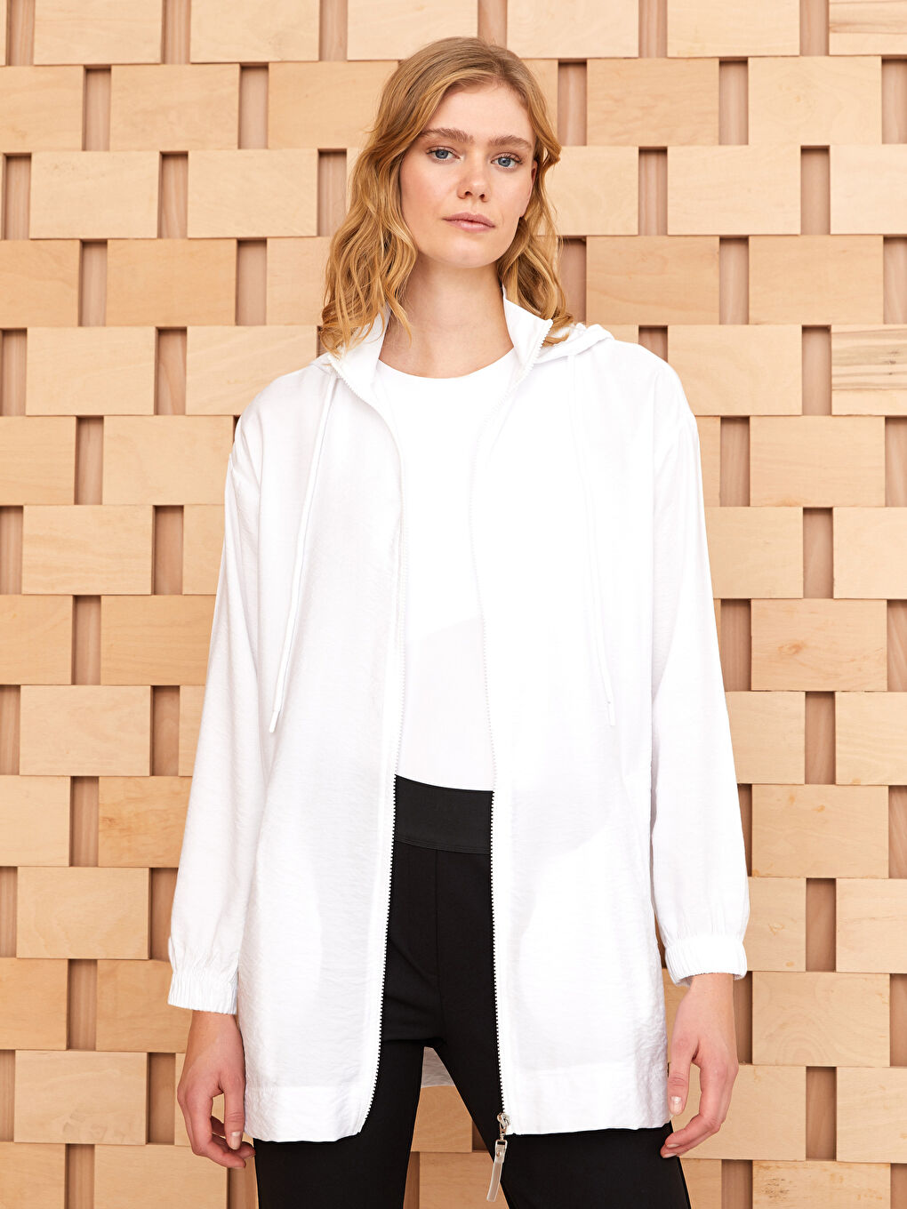 Beyaz Kapüşonlu Düz Uzun Kollu Kadın Tunik