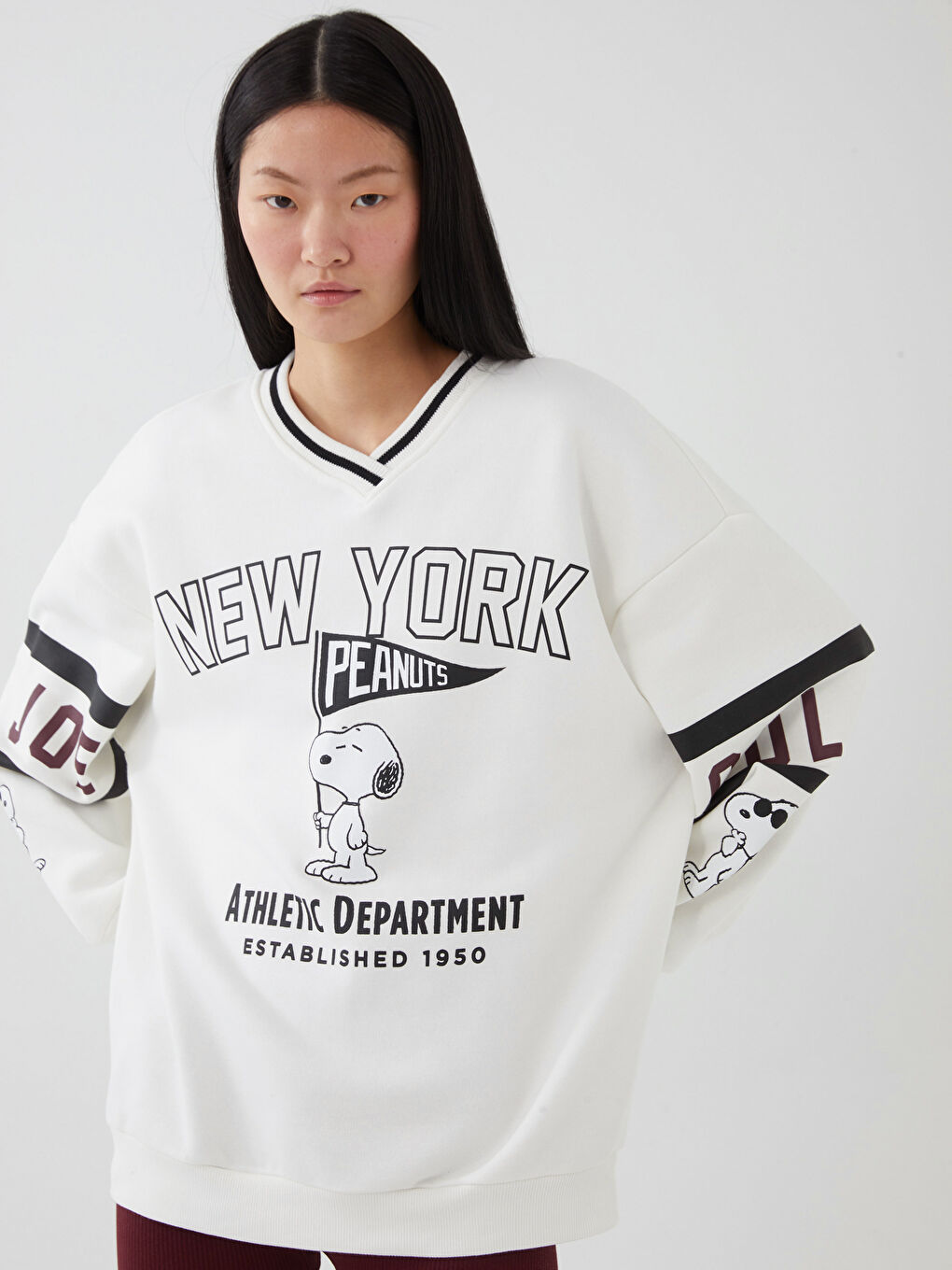 LCW Vision V-Neck Snoopy Printed Long Sleeve Oversize Women's Sweatshirt -S3CE60Z8-KXP