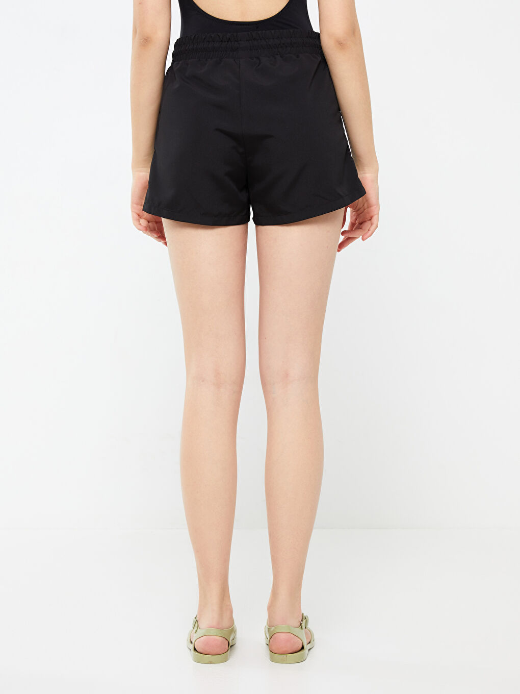 Siyah Beli Lastikli Düz Cepli Kadın Deniz Şortu-4