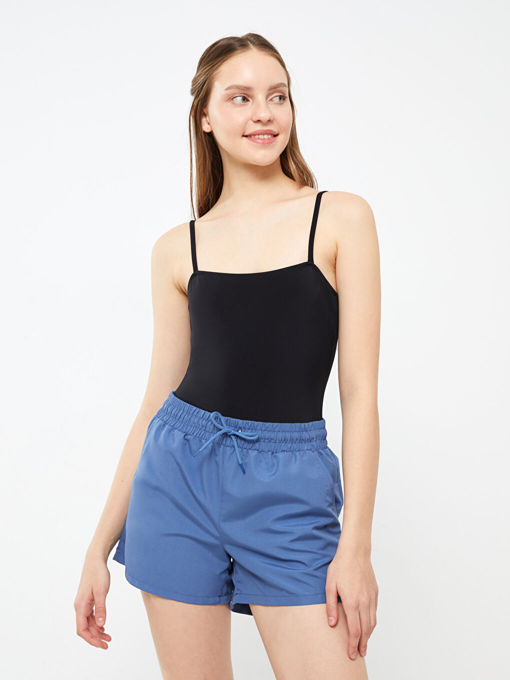 Mavi Beli Lastikli Düz Cepli Kadın Deniz Şortu