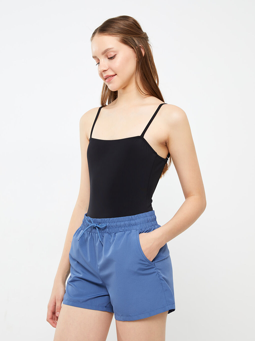 Mavi Beli Lastikli Düz Cepli Kadın Deniz Şortu-1