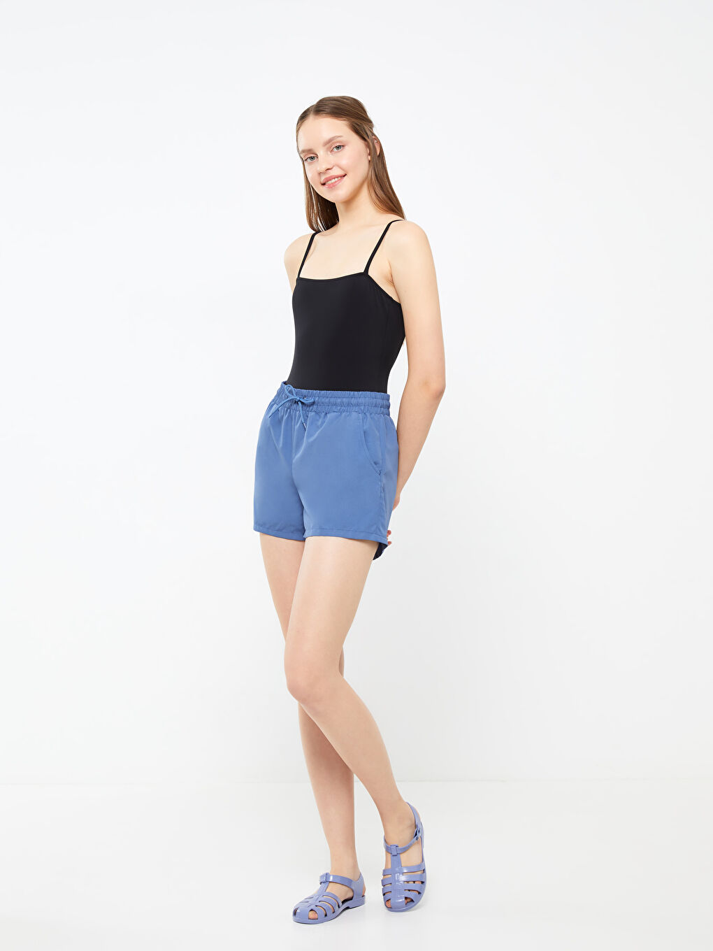 Mavi Beli Lastikli Düz Cepli Kadın Deniz Şortu-2