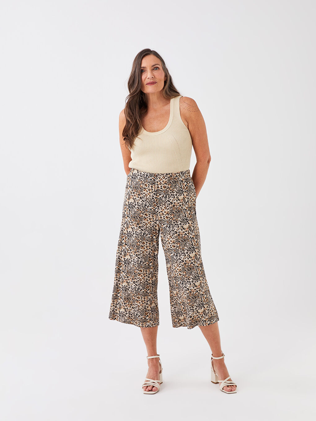 Bej Beli Lastikli Desenli Kadın Kapri