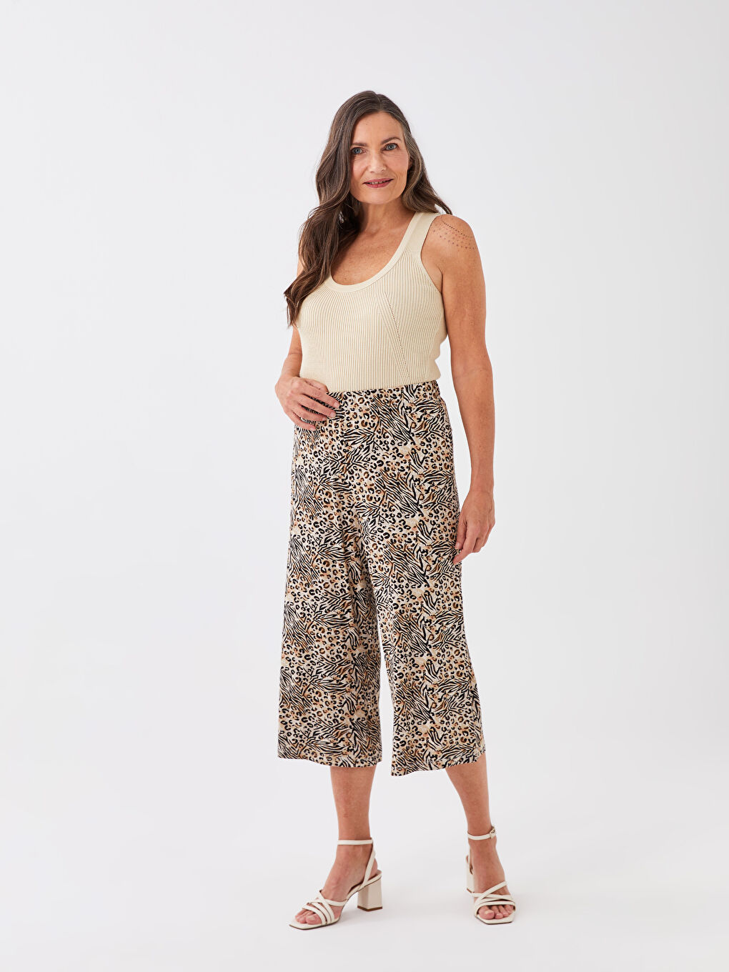 Bej Beli Lastikli Desenli Kadın Kapri-1